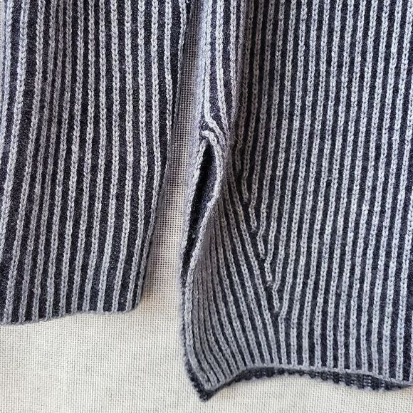 C by Bloomingdales wool and cashmere blend V-Neck Sweater. So soft! Size M - Picture 4 of 7